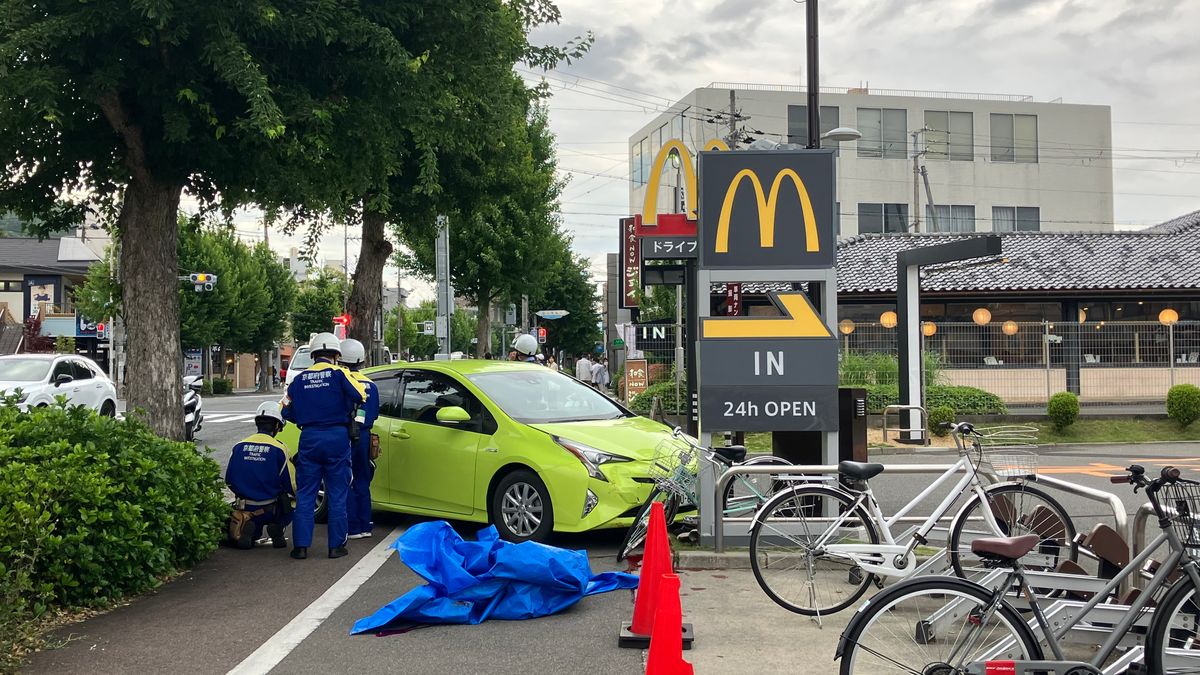 【京都】「マクドナルド金閣寺店」前で停車中の車に71歳女性運転の軽自動車が追突…歩道の自転車の73歳女性が巻き込まれ死亡　西大路通